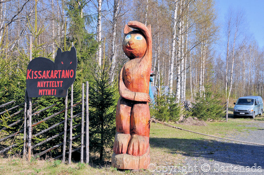 Carved wooden bears in Finland / Osos tallados en madera en Finlandia / Ours en bois taillés en Finlande