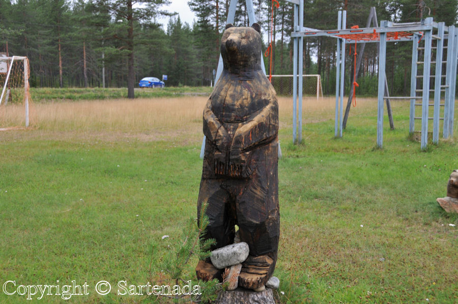 Carved bears in Kitinen