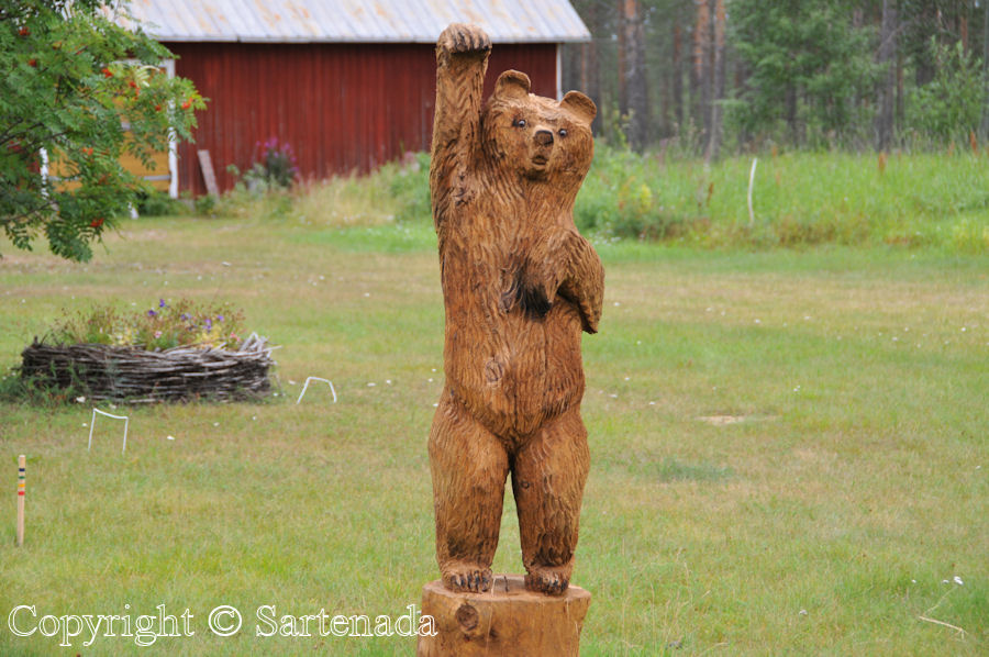 Carved bears in Kitinen
