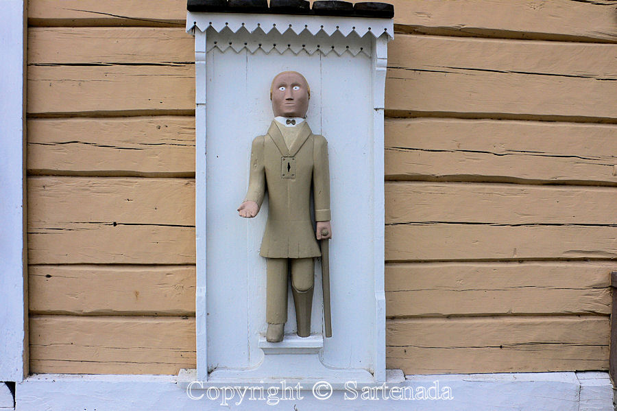 Juupajoki - Poor man-statues / Estatuas de pobre hombre / Statues de Pauvre Homme