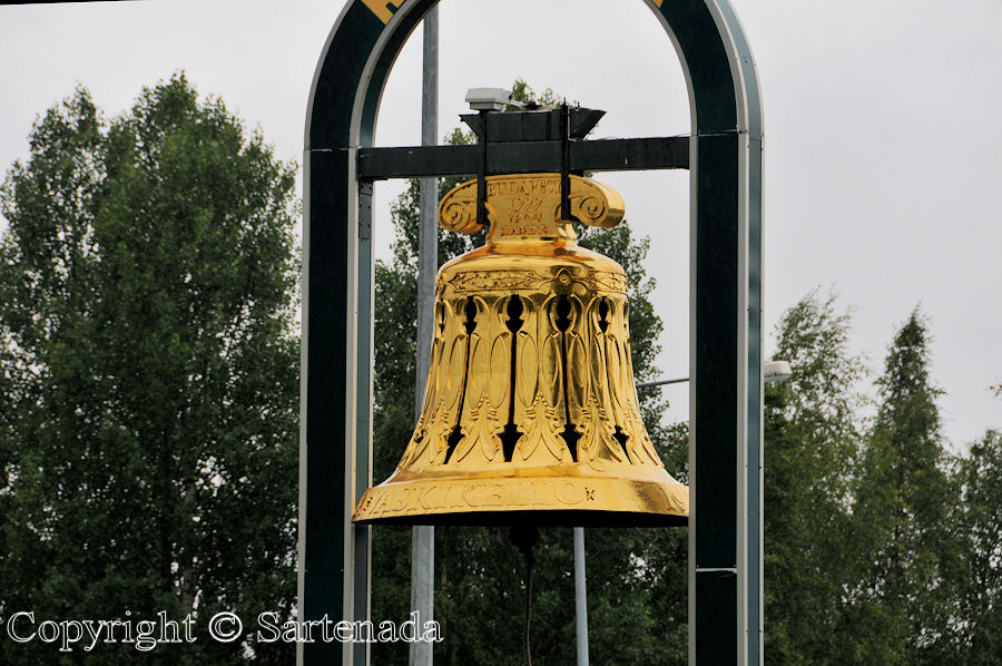 Bronze bells / Campanas de bronce / Cloches en bronze