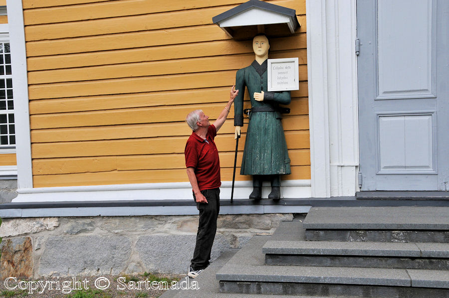 Veteli - Poorman statues. Wooden beggar statues. Finnish pauper sculptures