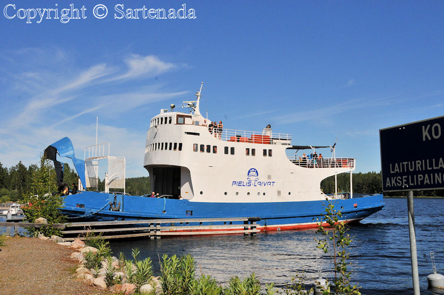 Midsummer cruise on Lake Pielinen / Crucero de Hogueras de San Juan en el Lago Pielinen / Croisière de la Saint-Jean sur le Lac Pielinen