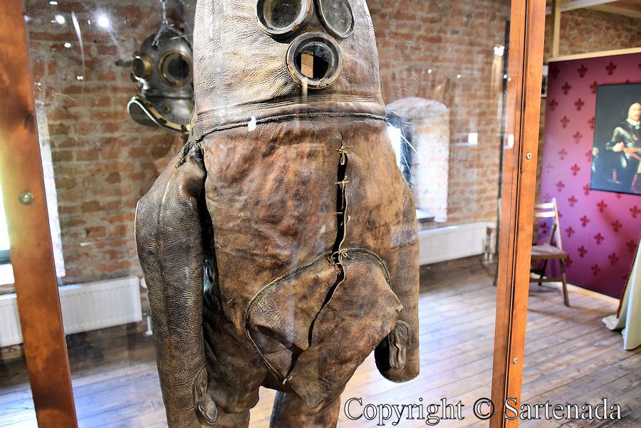 Oldest surviving diving suit / El más antiguo buceo sobreviviente / Le plus ancien costume de plongée survivante / Mais antigo traje de mergulho sobrevivente
