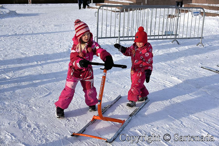 Winter fun for children / Diversión de invierno para niños / Plaisirs d'hiver pour les enfants / Divertimento do inverno para crianças